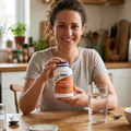 Adulto a apresentar Psyllium Husk NOW junto a um copo de água