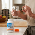 Adulto a preparar a toma de Doctor’s Best Magnesium