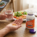 Adulto a preparar a toma de Ultra Omega-3 NOW