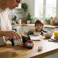Adulto a preparar ErgyKid Vita+ numa rotina familiar