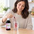 ERGY Cranberry Nutergia – pessoa a tomar o suplemento